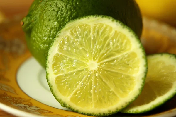 Lime gesneden op een plaat — Stockfoto