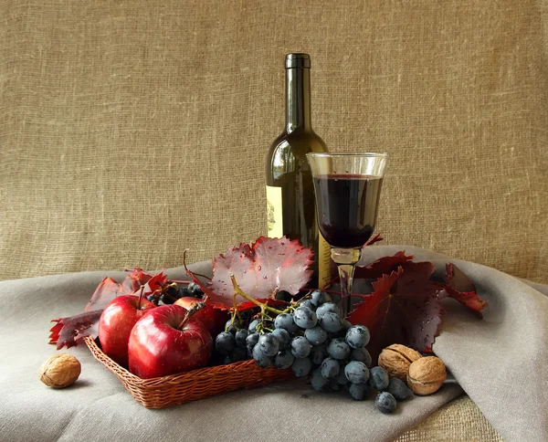 Bodegón con copa de vino tinto, botella y uvas —  Fotos de Stock