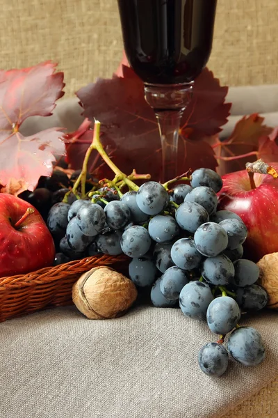 Ramo de uvas, manzanas y frutos secos —  Fotos de Stock