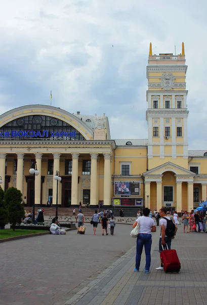 Touristen mit Taschen am Bahnhof, Charkow, Ukraine, 13. Juli 2014 — Stockfoto