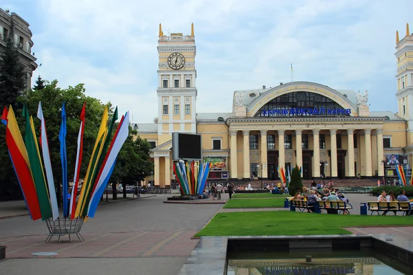 Praça da estação em Kharkov com turista, Kharkov, Ucrânia, 13 de julho de 2014 — Fotografia de Stock