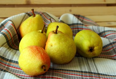 Kırmızı varil ile olgun sonbahar armut