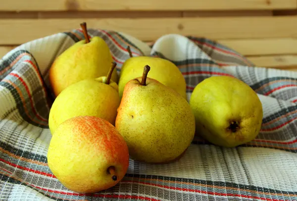 Peras maduras de otoño con barriles rojos — Foto de Stock