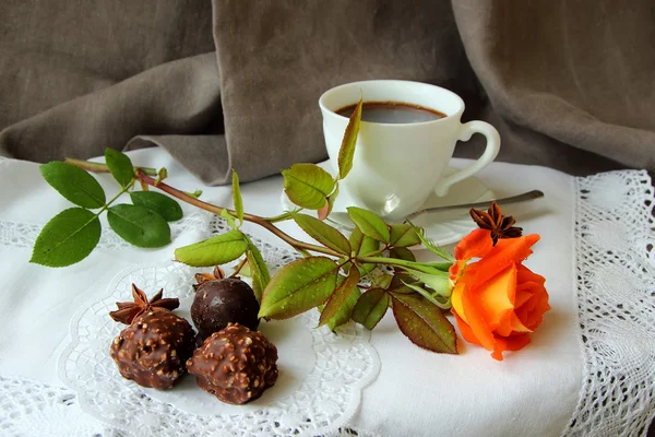 Morgonkaffe, rose och godis — Stockfoto