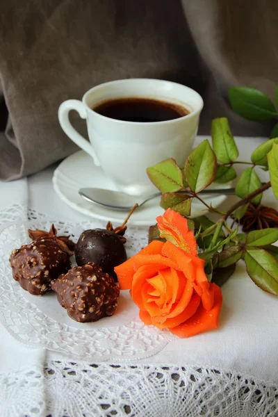 Μπουμπούκι τριαντάφυλλου, ένα φλιτζάνι καφέ και γλυκά — Φωτογραφία Αρχείου