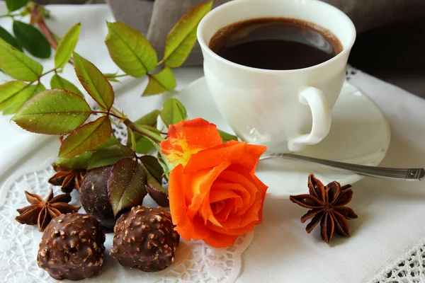 Cafea de dimineață, trandafir și bomboane — Fotografie, imagine de stoc