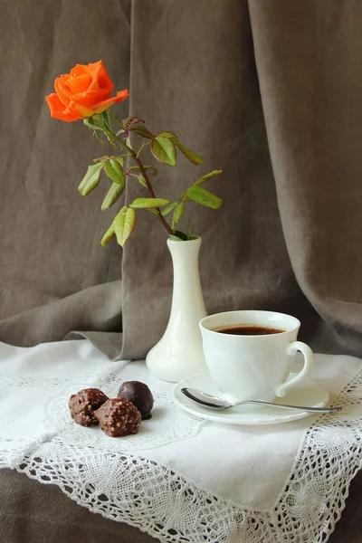 Νεκρή φύση με φλιτζάνι καφέ και ένα τριαντάφυλλο — Φωτογραφία Αρχείου