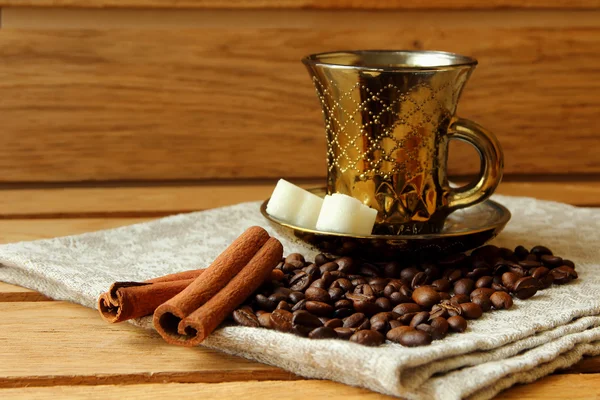 Tasse de café avec bâton de cannelle — Photo