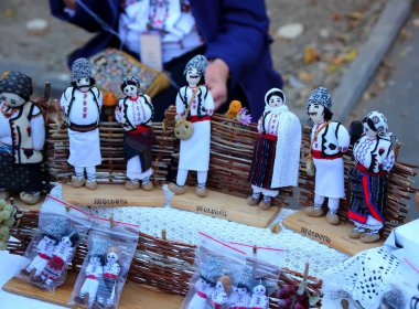 Kişinev, Moldova, 10.14.2014, Chisinau festival city Satılık halk tarzında yumuşak oyuncaklar