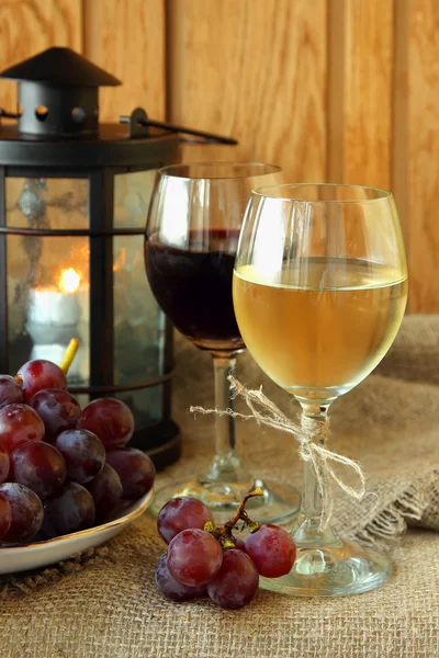 Two glasses of wine and grapes — Stock Photo, Image