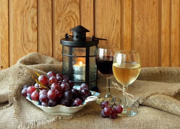 Два бокала вина и винограда — стоковое фото