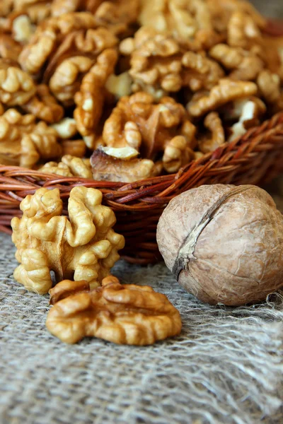 Sepet içinde soyulmuş ceviz