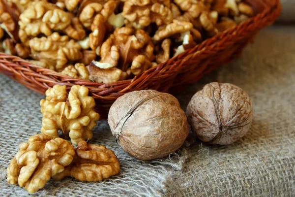 Nueces peladas en una cesta — Foto de Stock