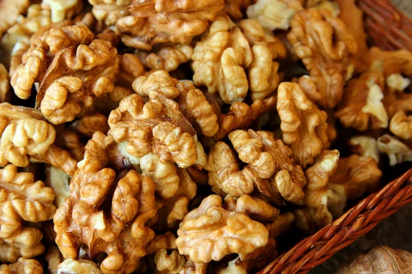 Очищенные грецкие орехи в корзине — стоковое фото