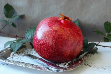 Tabakta olgun bir nar.