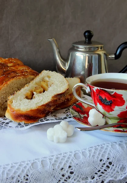 Gâteau avec garniture aux pommes et une tasse de thé — Photo