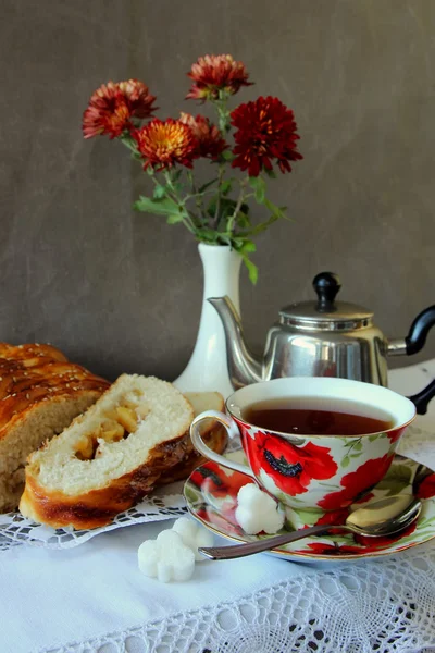 Cake with apple filling and a cup of tea — Stock Photo, Image