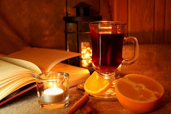 Vino rimuginato caldo nella tazza e libro aperto — Foto Stock