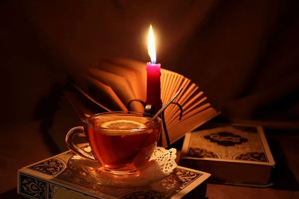 Libro abierto y una taza de té caliente — Foto de Stock