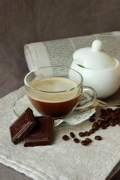 Café de la mañana, chocolate y periódico fresco — Foto de Stock