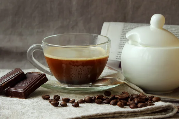 Morgonkaffe, choklad och färsk tidning — Stockfoto