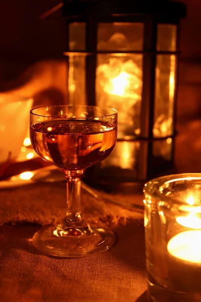 Glas Calvados op de achtergrond van een brandende fakkel — Stockfoto