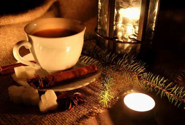 Copa de café elaborado, una rama de abeto y linterna — Foto de Stock