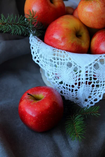 Bodegón con una cesta de manzanas en servilleta blanca —  Fotos de Stock