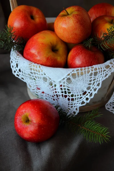 Panier de pommes gros plan sur serviette blanche — Photo