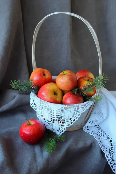 Cesta de manzanas primer plano en servilleta blanca —  Fotos de Stock