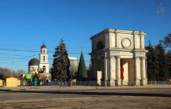 Millet Meclisi ve Arch Triumph, 13 Aralık 2014, Kişinev, Moldova — Stok fotoğraf