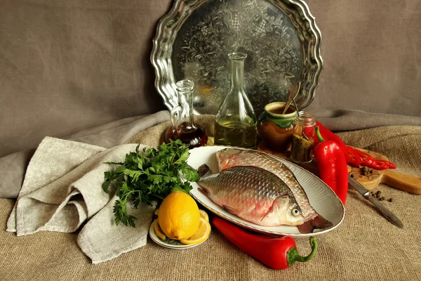 Bodegón con carpas y verduras —  Fotos de Stock