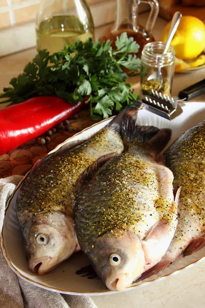 Pescado eviscerado, espolvoreado con especias y listo para cocinar — Foto de Stock