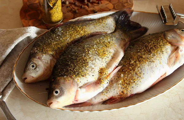 Pescado eviscerado, listo para cocinar —  Fotos de Stock