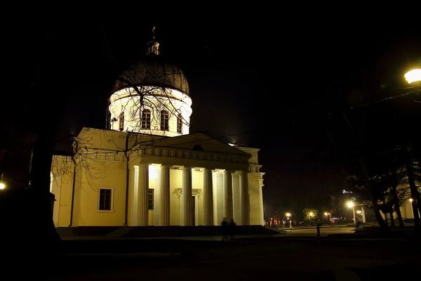 Центральный собор в ночном городе — стоковое фото