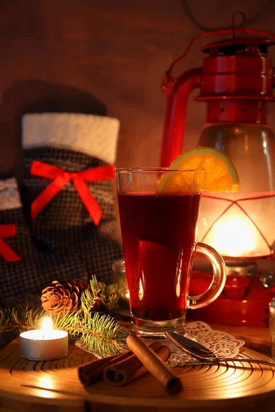 Una taza de vino caliente y calcetines de Navidad con regalos — Foto de Stock