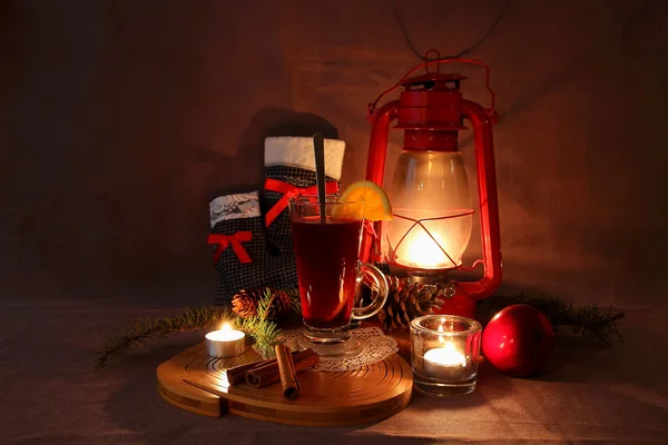 Bodegón con vino caliente, linterna de Navidad y calcetines con regalos — Foto de Stock