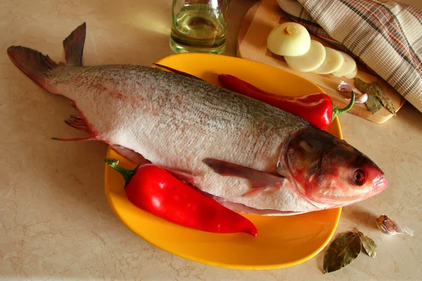 Gutted carp on a platter — Stock Photo, Image