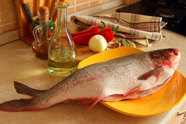 Gutted carp on a platter — Stock Photo, Image