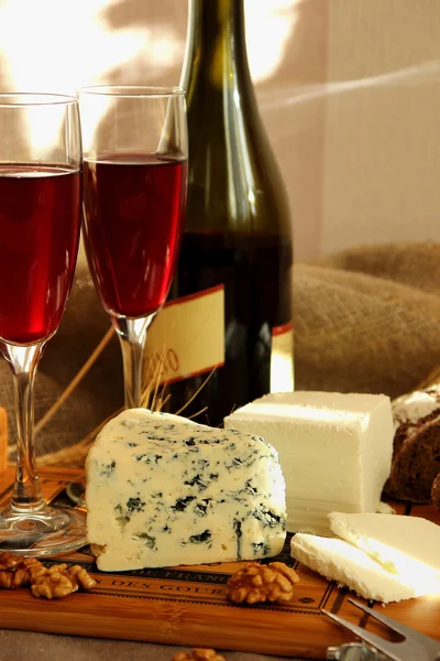 Two glasses of red wine and cheese — Stock Photo, Image