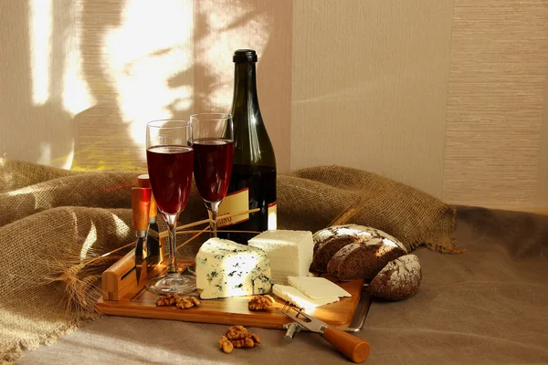 Nature morte avec vin et fromage avec moisissure — Photo