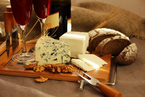 Iki kadeh kırmızı şarap ve peynir — Stok fotoğraf