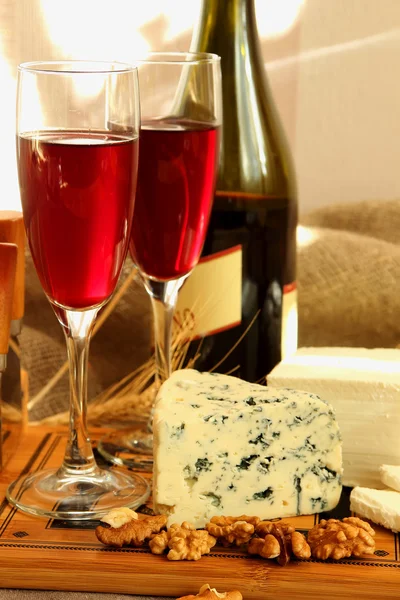 Due bicchieri di vino rosso e formaggio — Foto Stock