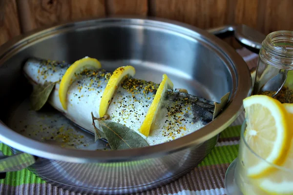 Uskumru, baharat ve limon dilimleri bir tavada ile aromalı — Stok fotoğraf