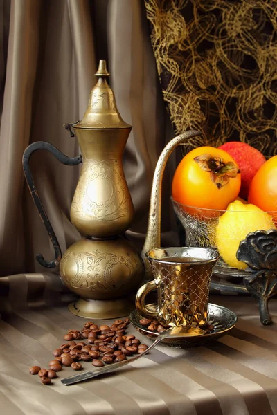 Une tasse de café et une vieille cafetière — Photo