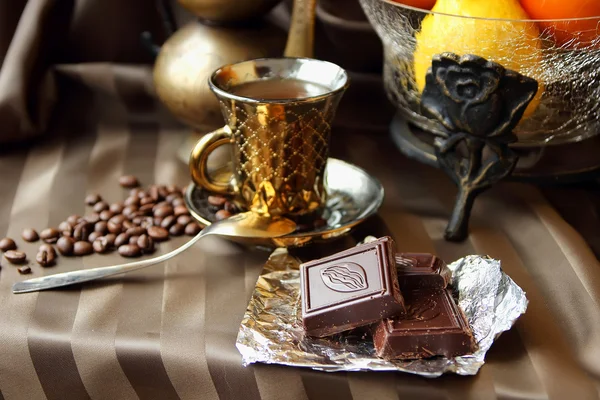 Cup of coffee and a chocolate bar — Stock Photo, Image
