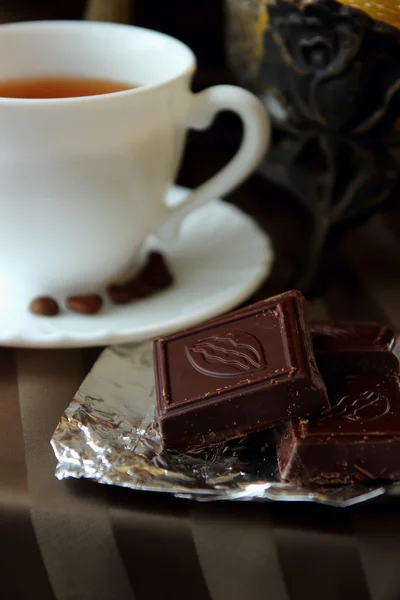 Tasse de café et une barre de chocolat — Photo
