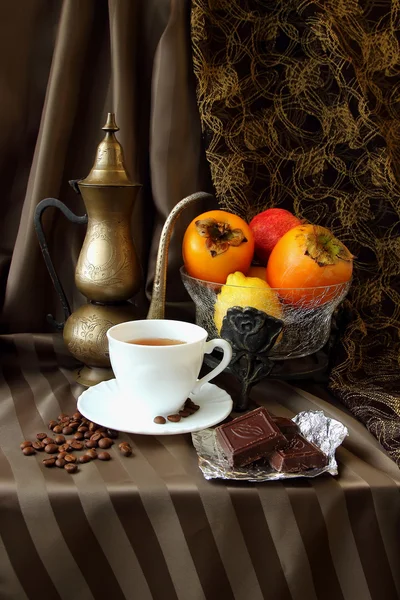 Nature morte avec une tasse de café et une barre de chocolat — Photo