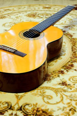 Gitar, yerde yatarken