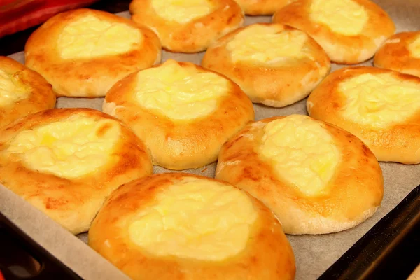 Bir fırın tepsisine krem peynirli fırında peynirli kek